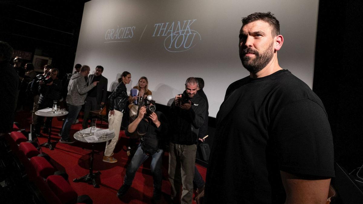 Marc Gasol divulgó este martes un corto y entretenido vídeo que arrastraba un interrogante: y ahora, ¿qué? Con la rueda de prensa convocada para este miércoles en el cine Texas de Barcelona buscó responder a la cuestión. No hacía falta acreditarse como experto en baloncesto, ni indagar en fuentes, para entender que se trataba de la puesta en escena de su retirada como jugador, postergada unos cuantos meses.