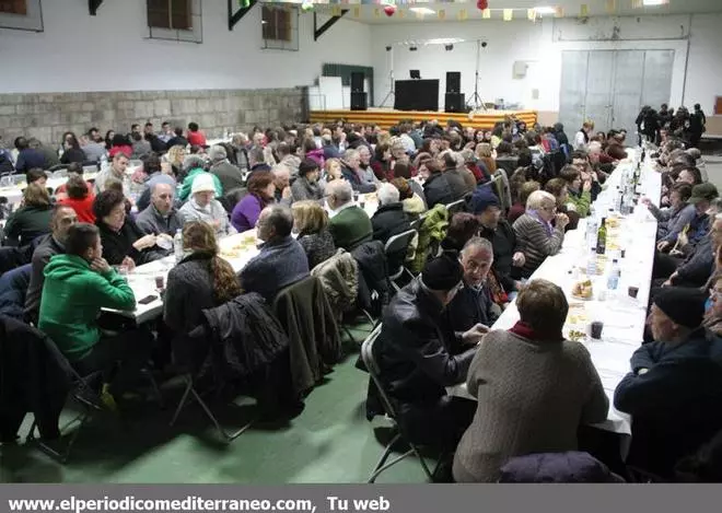 GALERÍA DE FOTOS -- Ares celebra Sant Antoni con las tradicionales hogueras y reparto de coquetas