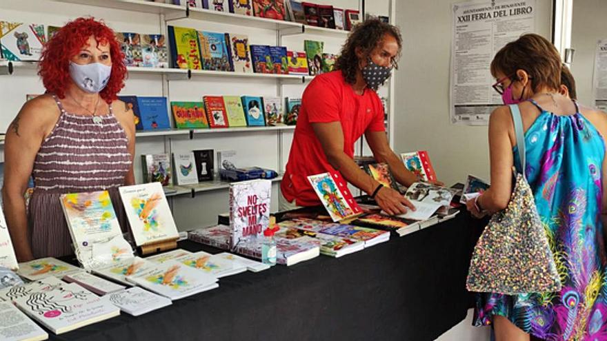 Los autores Val Marchante y Enrique Rodríguez en una de las librerías de la feria. | E. P.