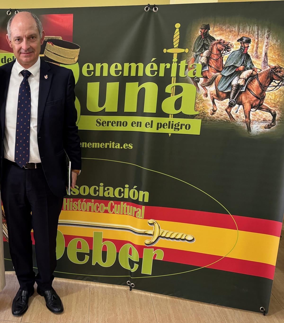 Víctor Otero recibiendo un premio en Toledo por su papel como embajador de la Marca Ejército.