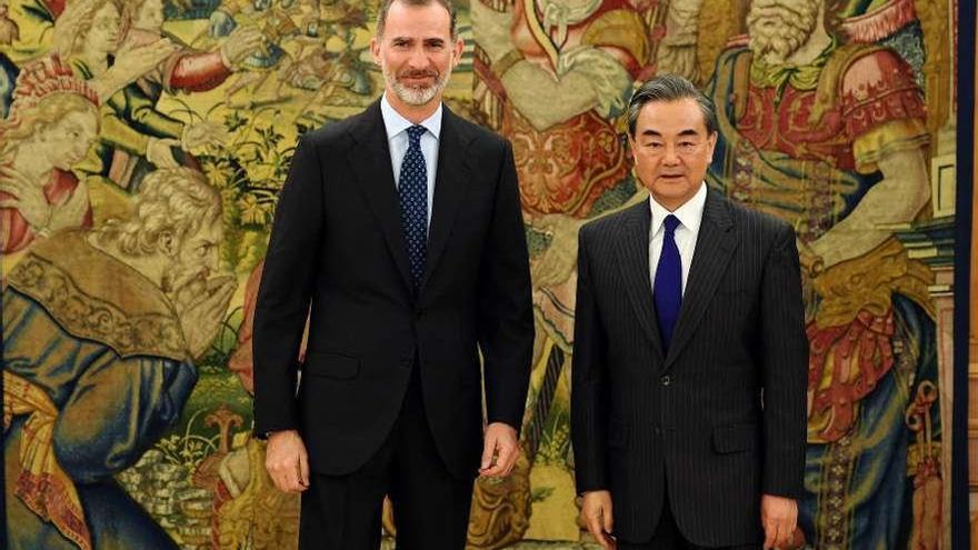El rey Felipe VI, junto al ministro de Relaciones Exteriores de China, Wang Yi.