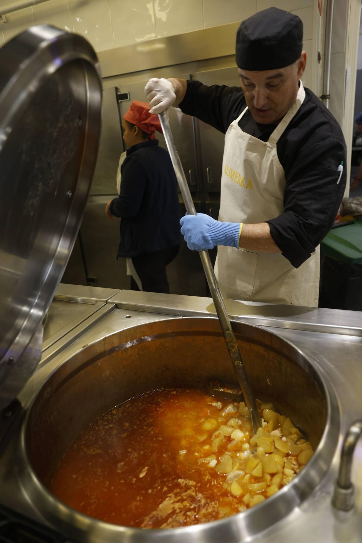 El "campanu del mar", marmitaco solidario en la Cocina Económica