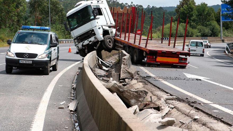 El choque de un camión obliga a cortar un carril de la A-55, en Tui