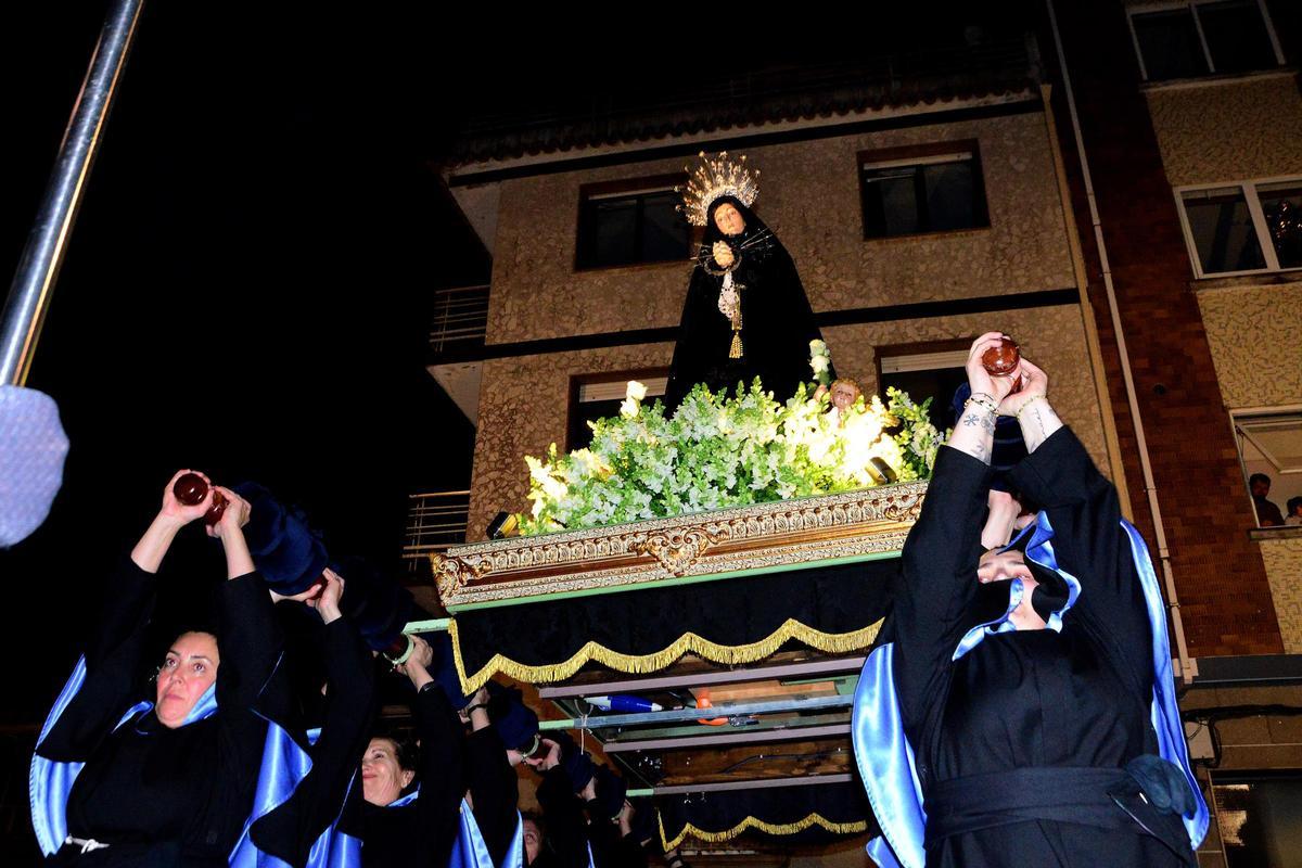 Las costaleras que llevan La Soledad durante una de las &quot;levantadas&quot; de la procesión del año pasado.