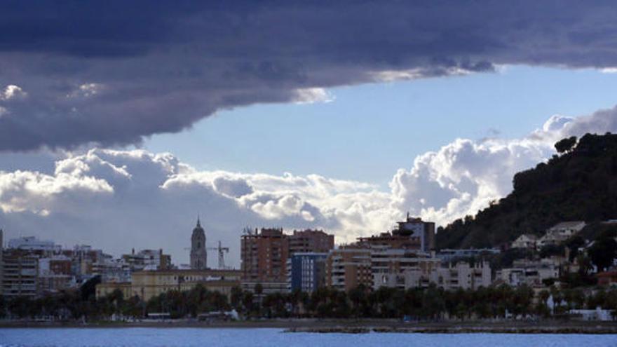 Imagen de la ciudad bajo algunas nubes