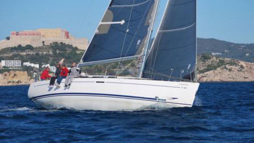 Un barco de la Clase Crucero en una regata en Ibiza.