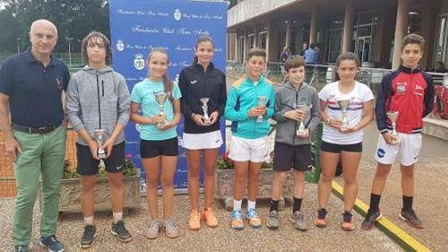 Los ganadores del Circuito Federación, en el Club de Tenis de Avilés.