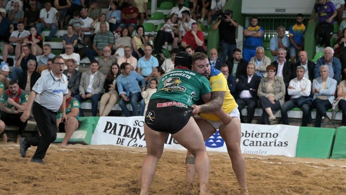 Momento de la luchada institucional.