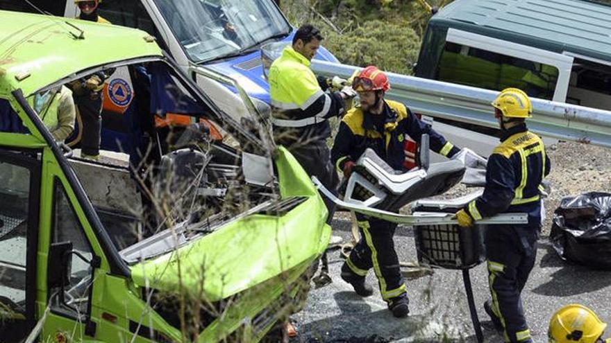 La guagua accidentada voló 12 metros sobre una curva, hasta chocar con un guardarraíl