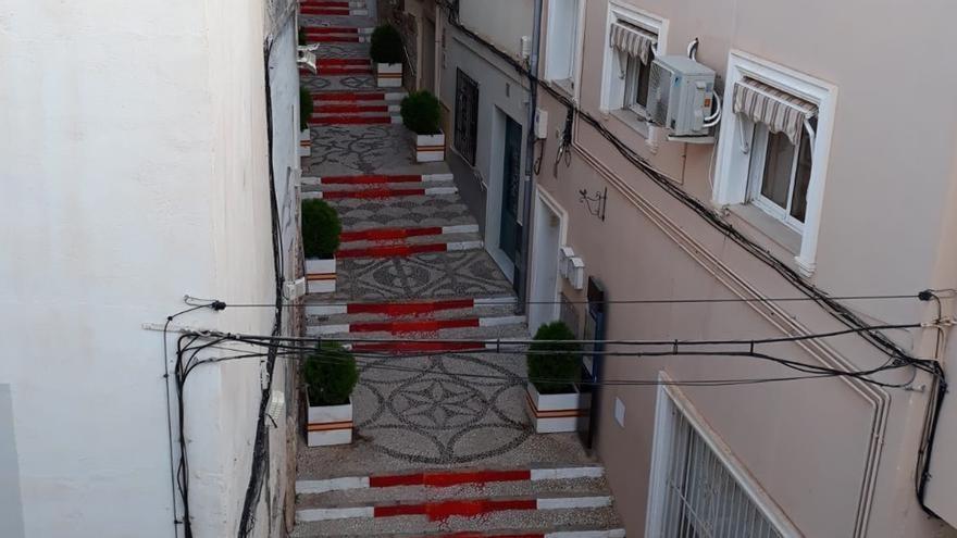 Calp repinta la bandera española de la calle Puchalt tras amanecer ayer toda roja