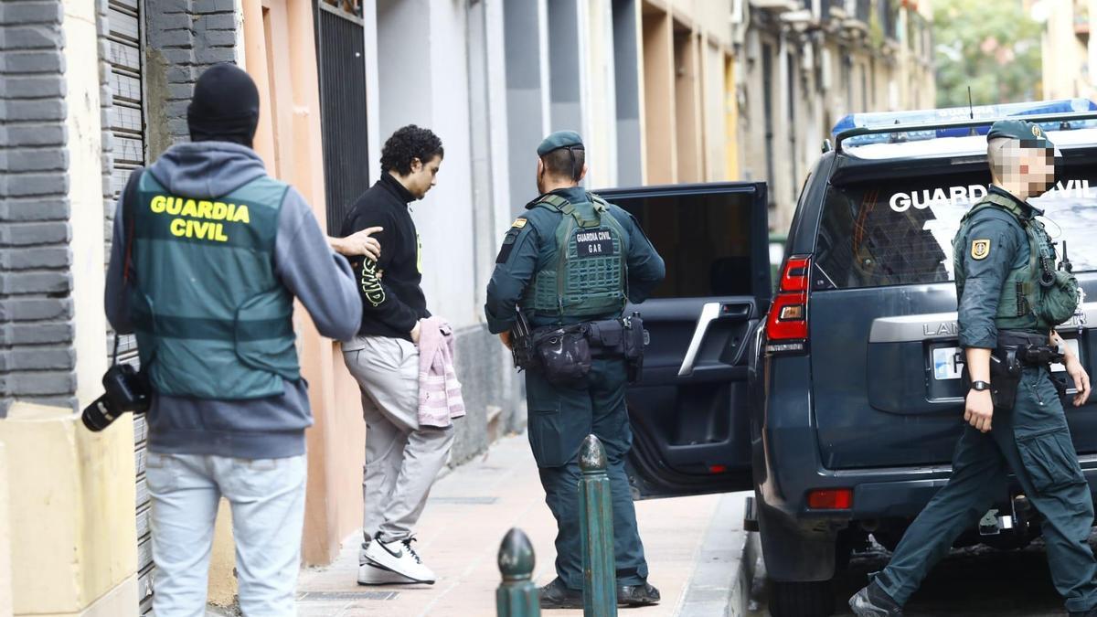 El Grupo Antiterrorista de la Guardia Civil registra un piso en Zaragoza