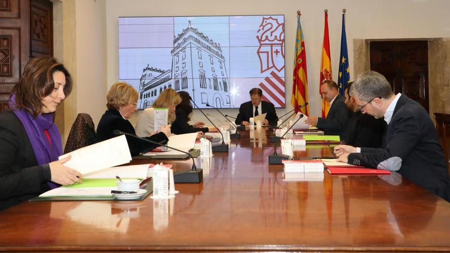 Último pleno del Consell, reunido en la Sala de l&#039;Antic Arxiu del Palau de la Generalitat.