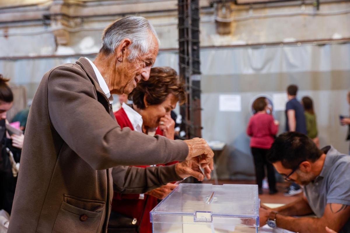 Jornada electoral en el mercado de Galvany de Barcelona