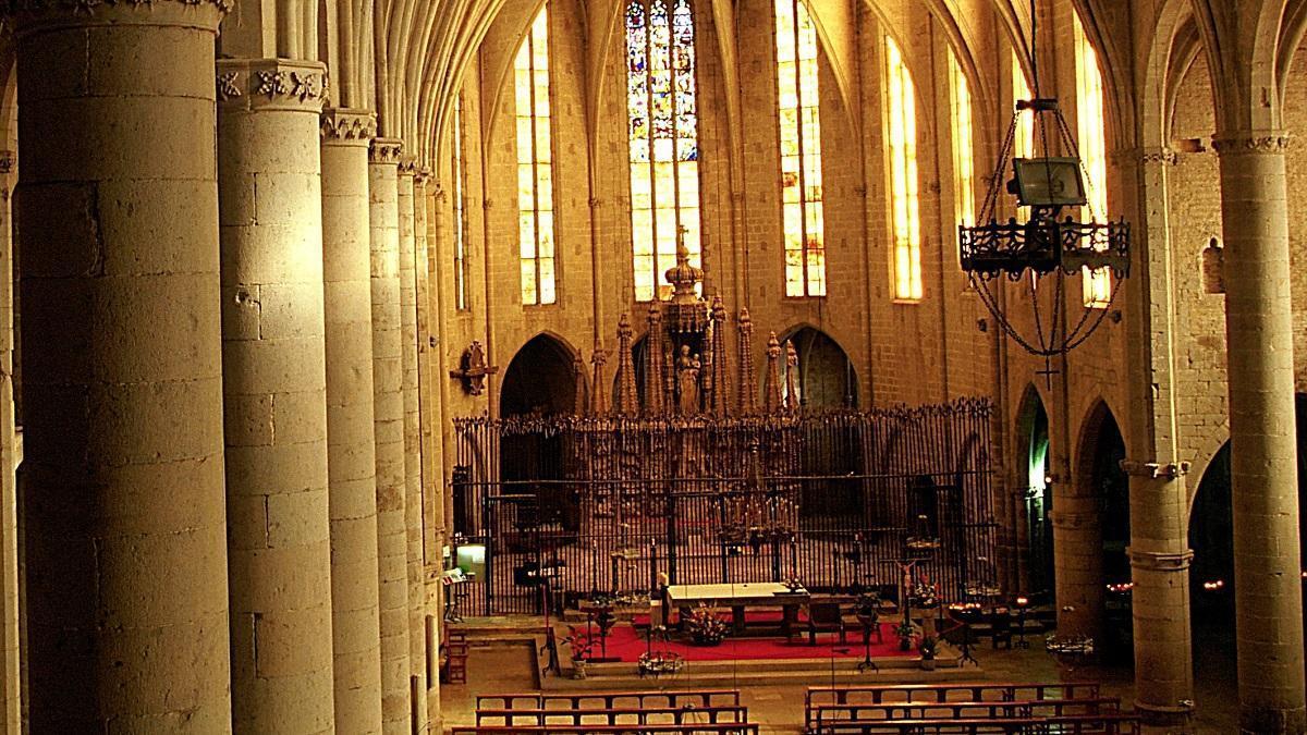 Interior de la basílica de Castelló amb els pinacles del retaule al fons.