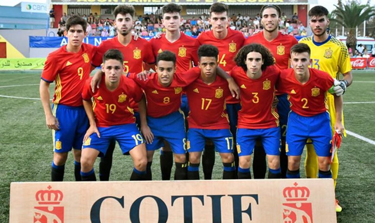 Cucurella, abajo a la derecha, con la selección española en l'Alcúdia.