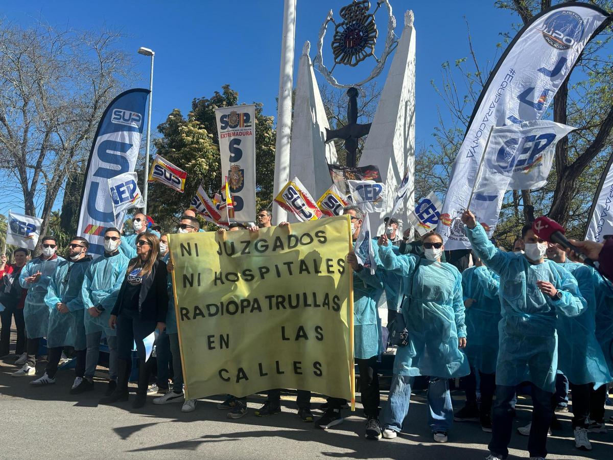 Agentes de Policía Nacional durante una manifestación el mes de marzo de 2025 reclamando más medios para conducciones y custodias.