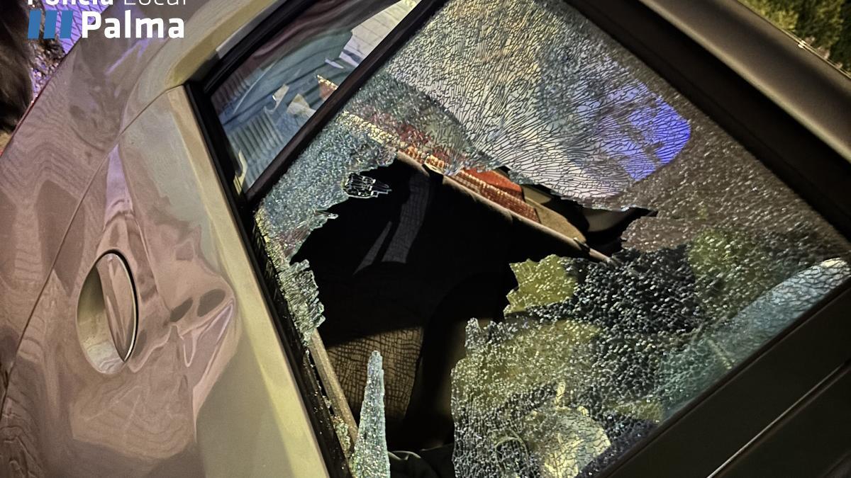Ventanilla rota por el ladrón para robar en un coche en Palma.