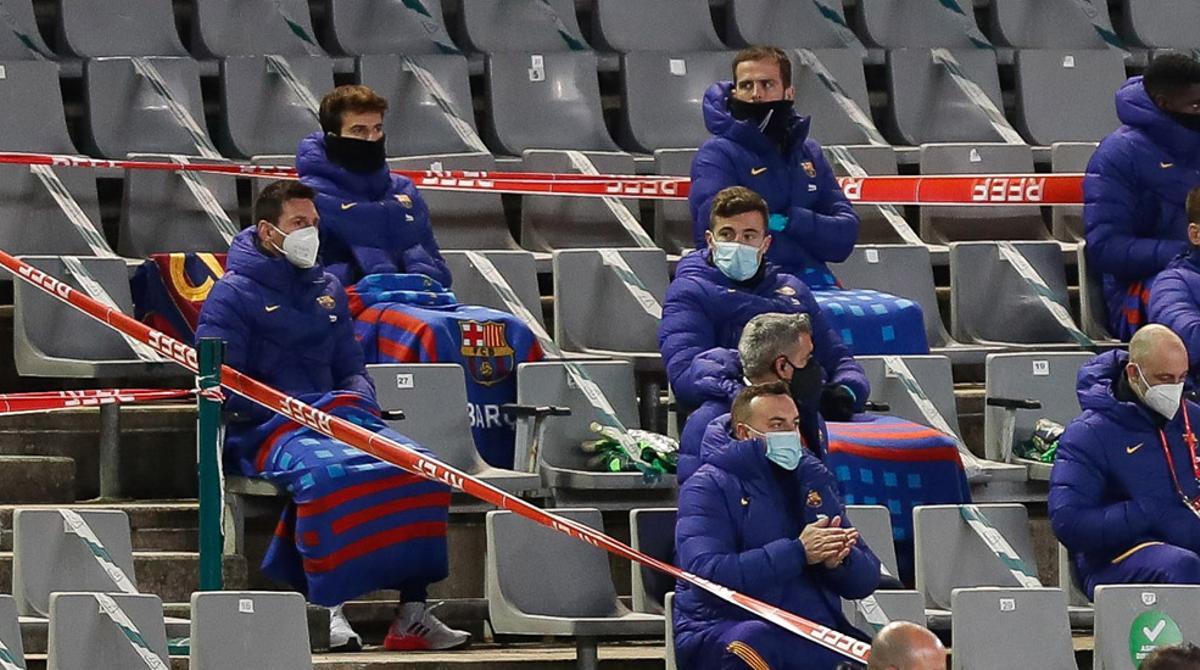 Leo Messi en el banquillo durante la primera semifinal de la Supercopa de España de fútbol entre la Real Sociedad y el FC Barcelona que se disputa en el Nuevo Arcángel, en Córdoba