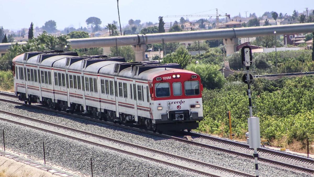 Tren de Cercanías en la línea de Murcia a Alicante. | TONY SEVILLA