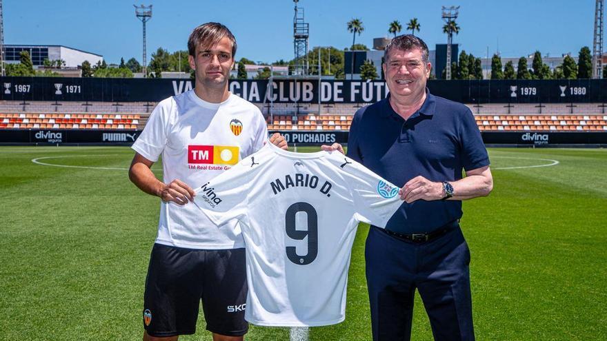 El Valencia CF cierra la renovación del goleador Mario Domínguez: oportunidad en pretemporada con Corberán