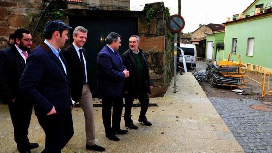 Junto a Alfonso Rueda se desplazaron a Cambados Rafael Louzán y José Manuel Cores Tourís. // Iñaki Abella