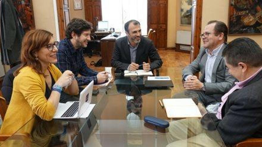 Reunión entre Podemos y la conselleria de Turismo, que fue tensa según los podemitas.