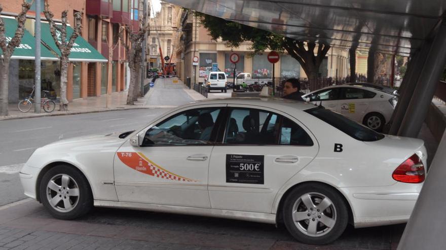 Un taxi aparcado en la parada de la Glorieta.