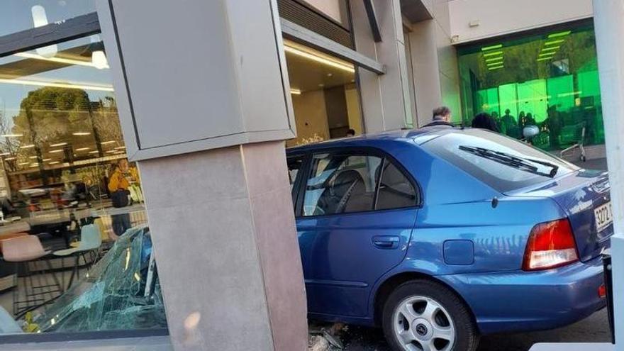 Siete heridos tras empotrarse un coche contra un supermercado