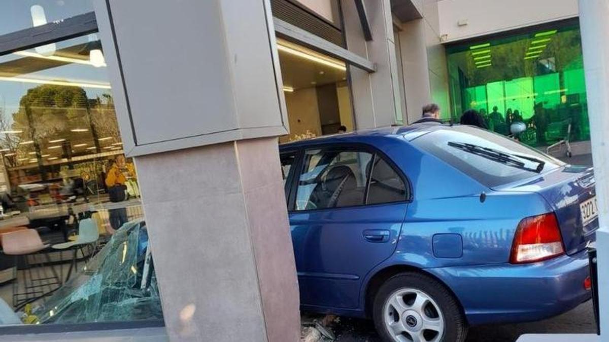 Siete heridos tras empotrarse un coche contra un supermercado en Burjassot