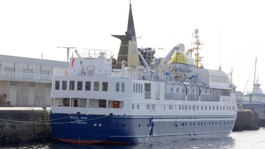 El &quot;Ocean Nova&quot;, hoy, en el muelle de Comercio.