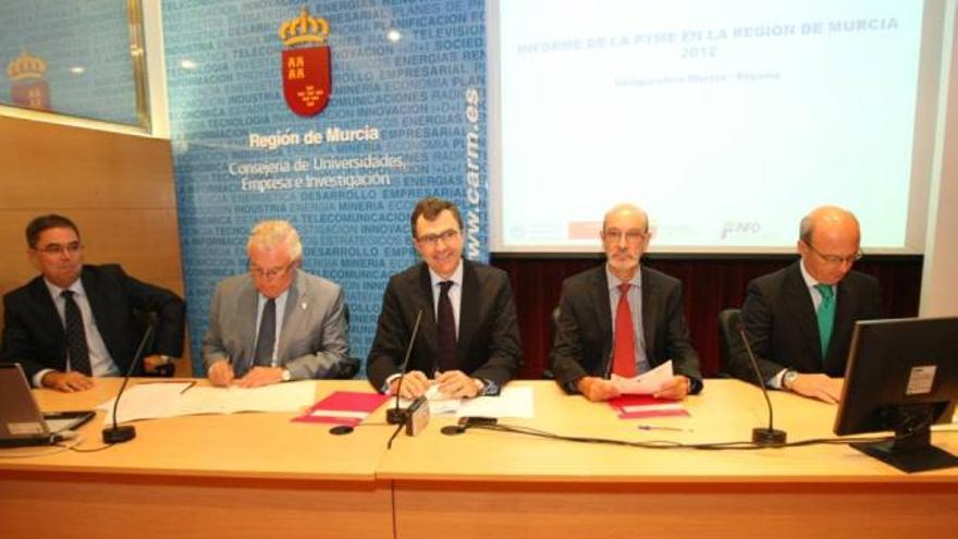 De izquierda a derecha: Domingo García Pérez de Lema, director de Faedpyme; José Antonio Cobacho, rector de la UMU y presidente de la fundación; José Antonio Franco, rector de la UPCT y vicepresidente de Faedpyme; el consejero José Ballesta y el presidente del INFO, Juan Hernández.