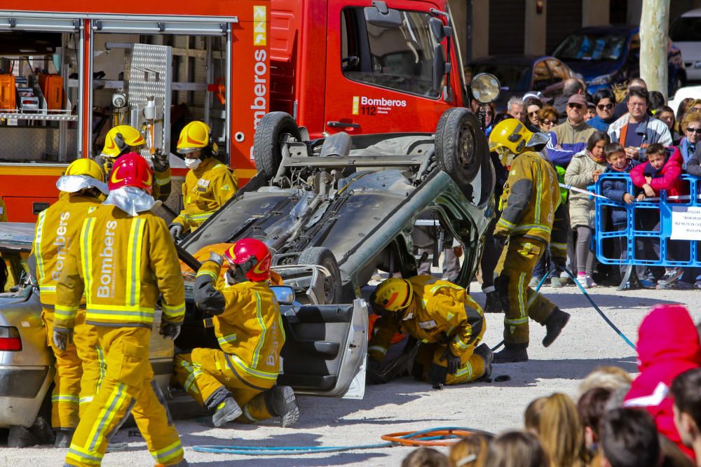 Los bomberos protagonizan rescatan a dos personas tras un accidente de tráfico ante numeroso público