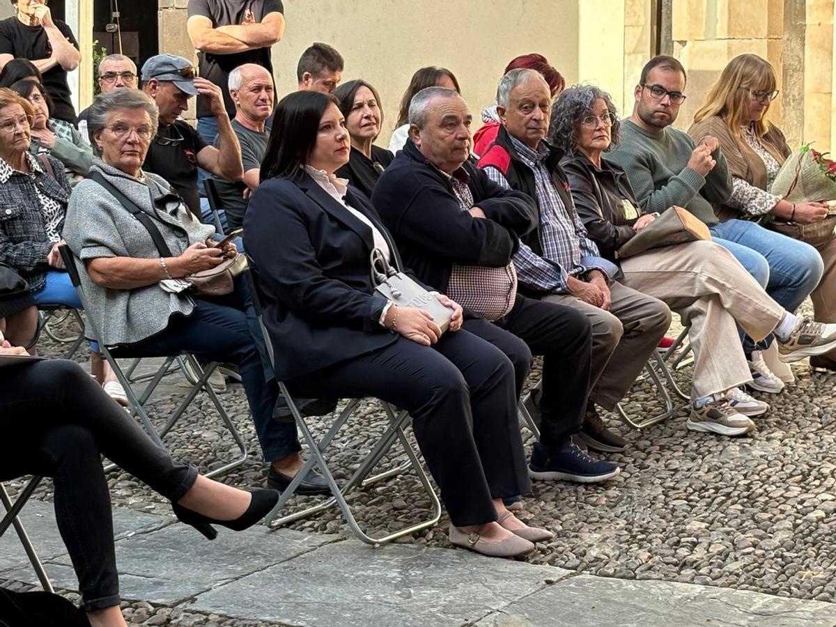 A la derecha, en primera fila, Paula Menéndez, escucha las intervenciones previas a la entrega del galardón.