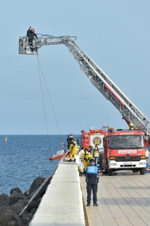 07-08-2019 LAS PALMAS DE GRAN CANARIA. Encontrado un cadáver en la escollera de la Avenida Marítima  | 07/08/2019 | Fotógrafo: Andrés Cruz