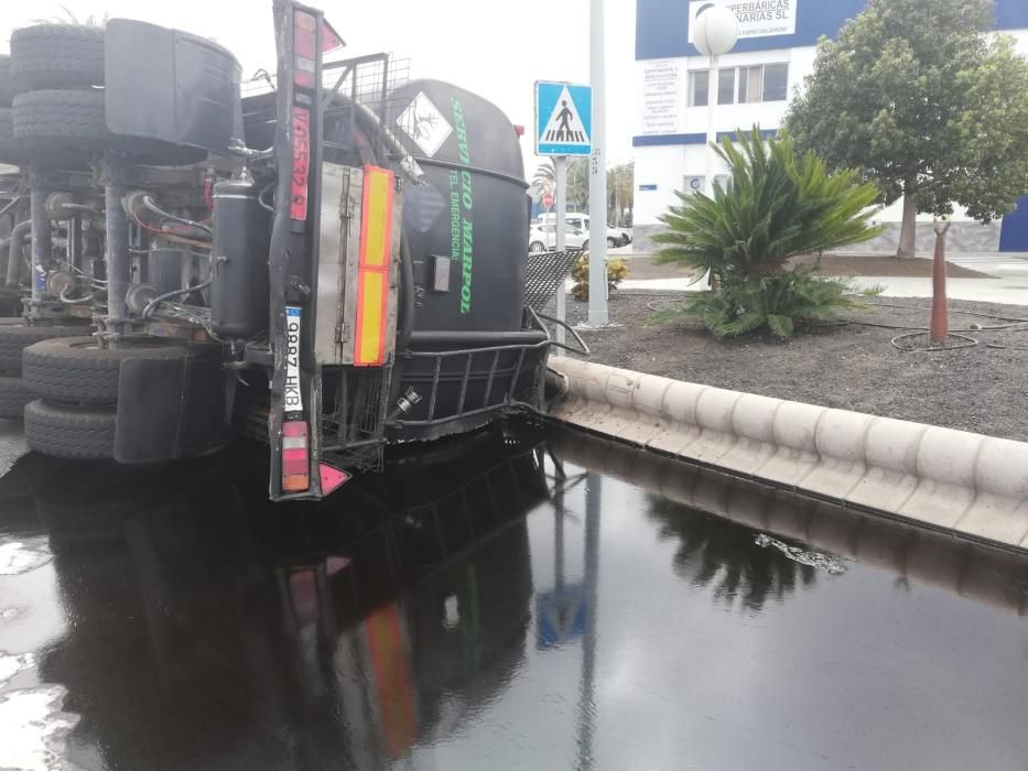 Vuelco de un camión cisterna en el Puerto de la Luz