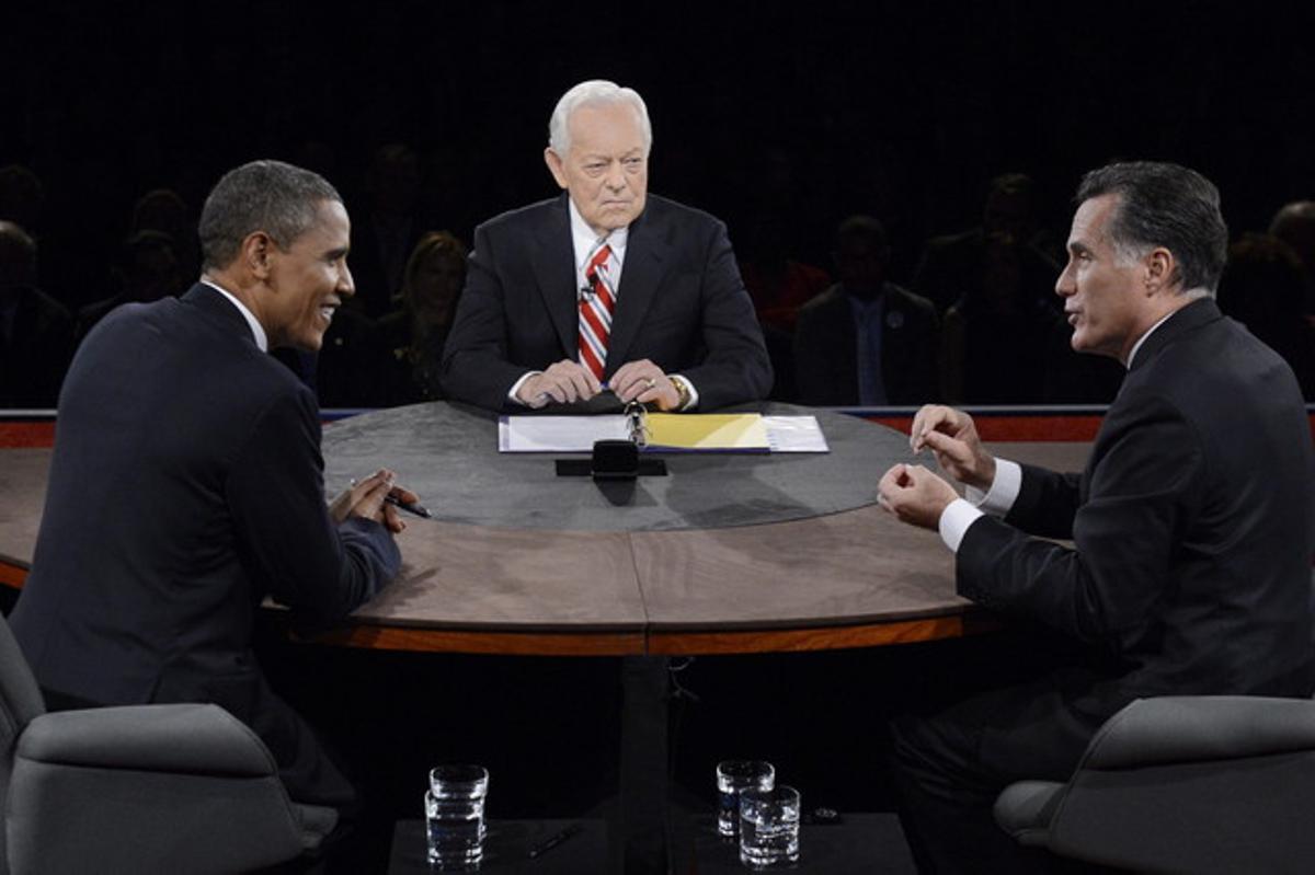 Barack Obama i Mitt Romney (dreta), davant el moderador, Bob Schieffer, durant el debat d’ahir a la nit a la Universitat de Lynn, a Boca Ratón (Florida).