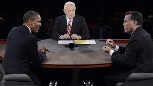 Barack Obama y Mitt Romney (derecha), frente al moderador, Bob Schieffer, durante el debate del lunes en la Universidad de Lynn, en Boca Ratón (Florida).