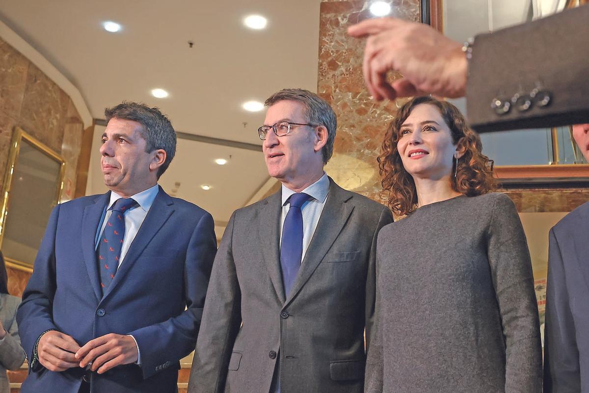 El líder del PP, Alberto Núñez Feijóo, junto a Isabel Díaz Ayuso y Carlos Mazón.