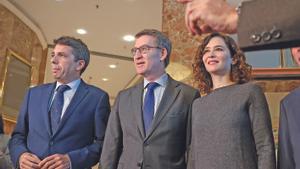 El líder del PP, Alberto Núñez Feijóo, junto a Isabel Díaz Ayuso y Carlos Mazón.