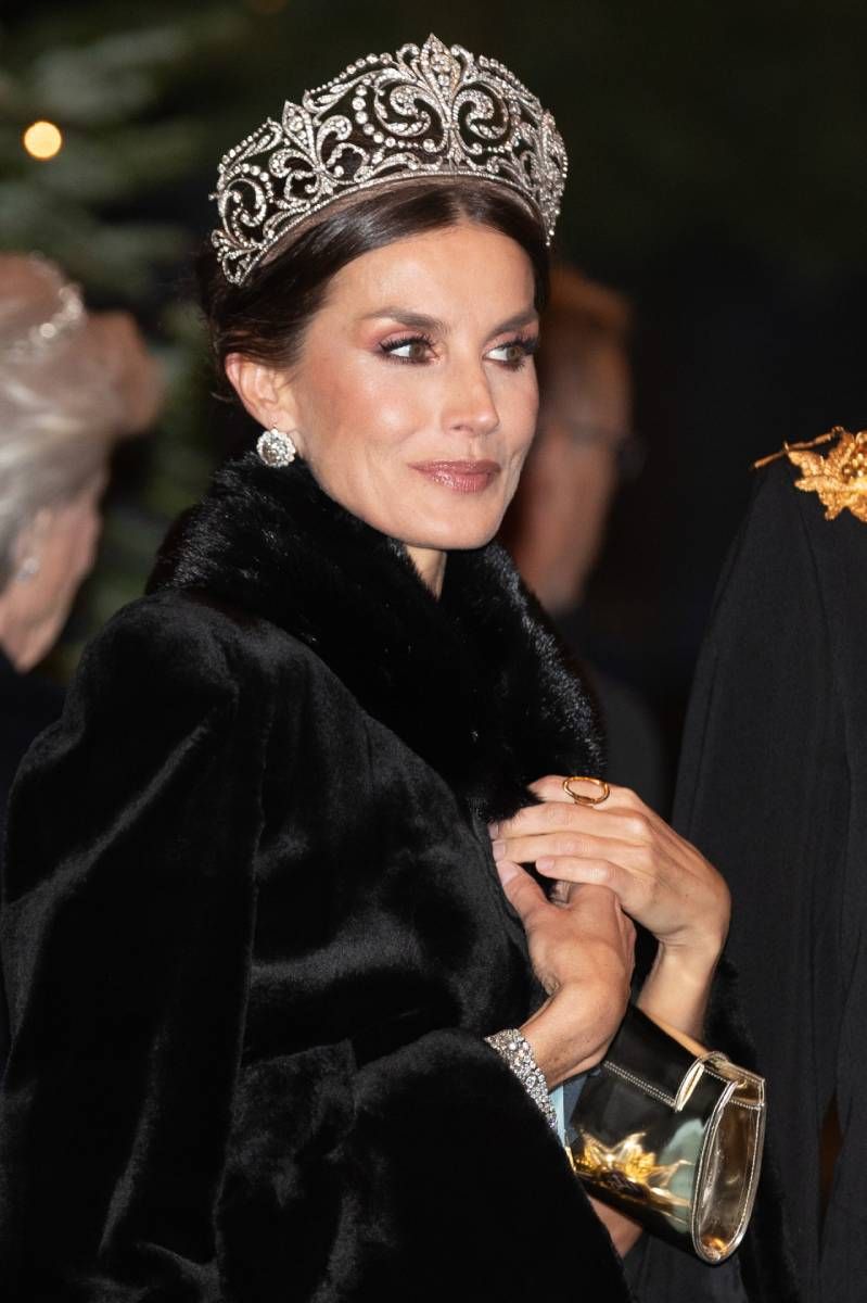 La reina Letizia le hace un guiño a Suecia con un vestido de H&M (y sin  mascarilla) en la cena de gala en Estocolmo - Woman