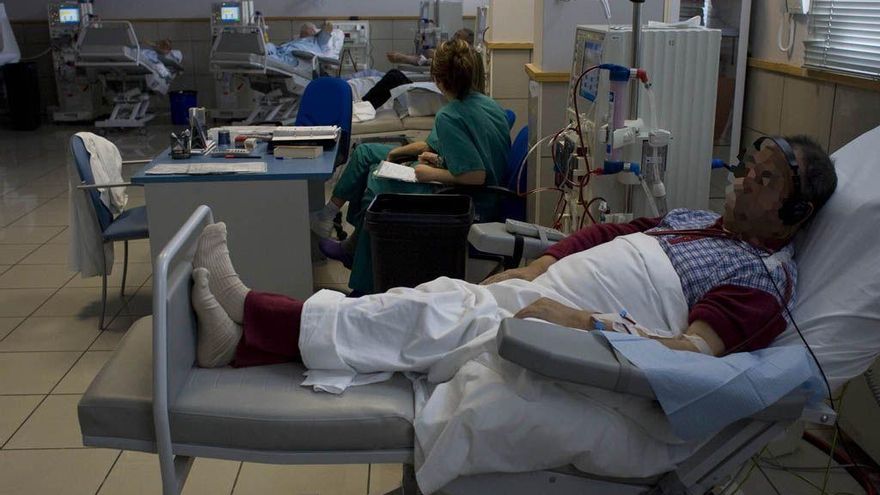 Pacientes reciben diálisis en Benavente.