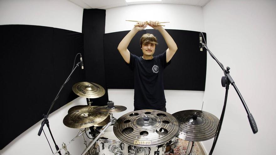 Mateo Gallego va a tocar su batería en el Resurrection Fest con tan solo 16 años