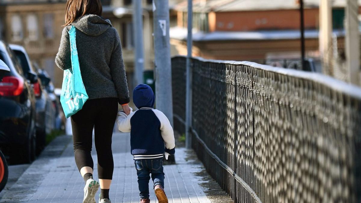 Una mujer y un niño en una calle de Génova, el martes.