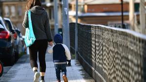 Genoa (Italy), 30/03/2020.- A yhoung woman and a toddler walk along a street as all playgrounds for children remain closed and empty due to the rules against the spread of the SARS-CoV-2 coronavirus which causes the COVID-19 disease, in Genova, Italy, 30 March 2020. Countries around the world are increasing their efforts nd measures to stem the widespread of the disease. (Italia) EFE/EPA/LUCA ZENNARO