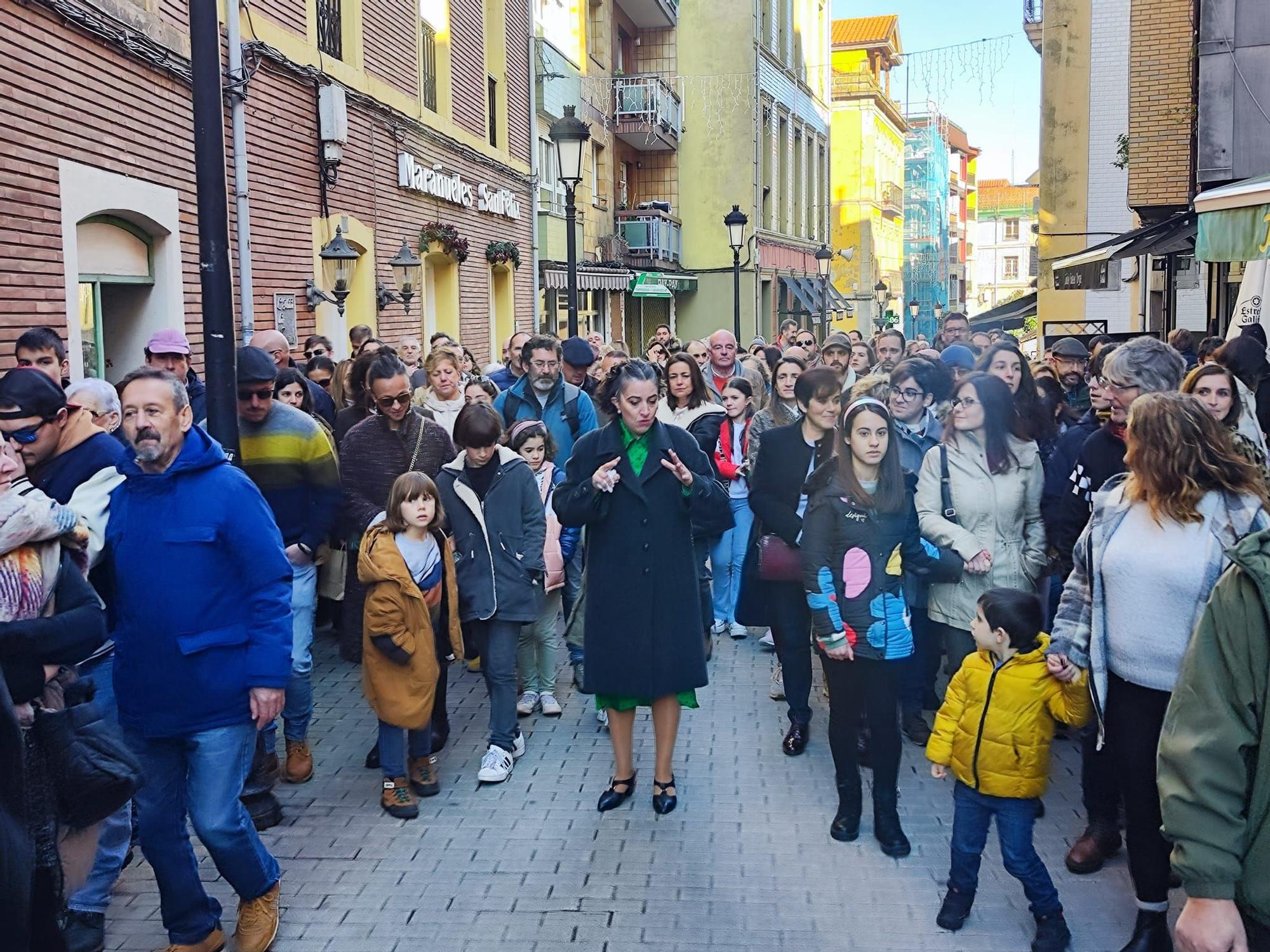 La "llamada a conceyu" del grupo San Félix llena Candás de música y baile