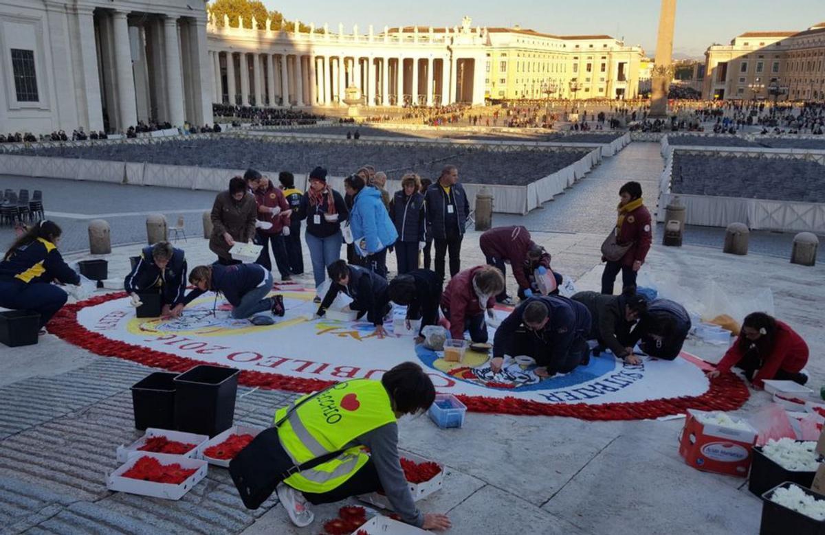 Trabajando en un tapiz en 2016 en la plaza vaticana. | A.C.A.B.