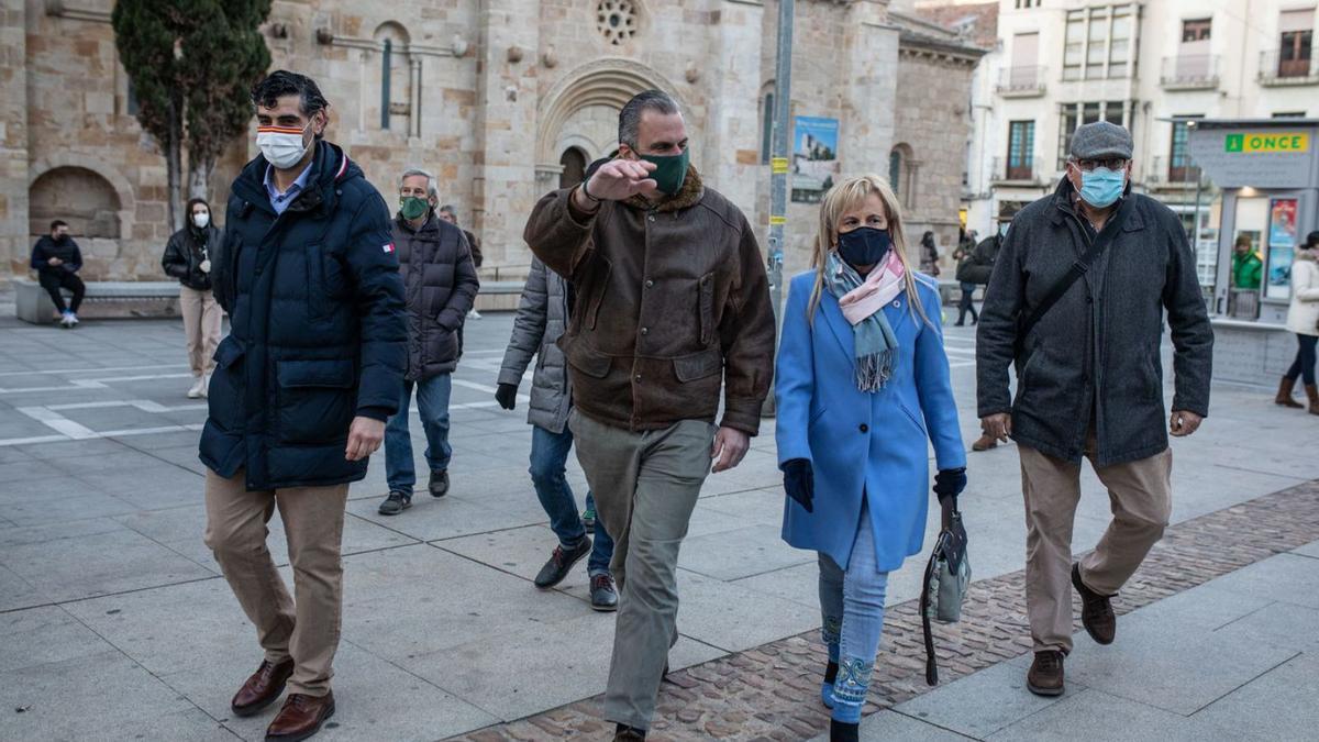 Ortega Smith, junto a la candidata de Zamora, Marisa Calvo, a su llegada a la plaza de la Constitución. |