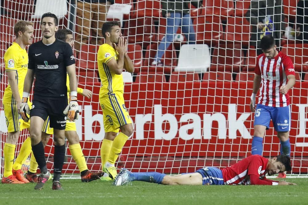 El partido entre el Real Sporting y el Cádiz, en imágenes