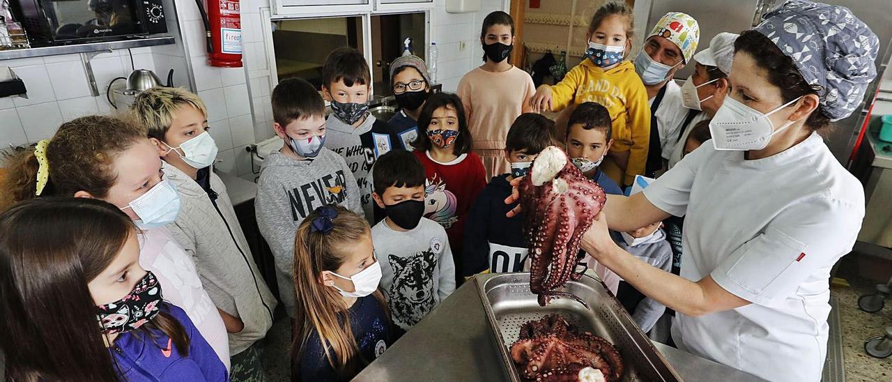 Alumnos de La Paz con la cocinera del centro y en  el comedor.