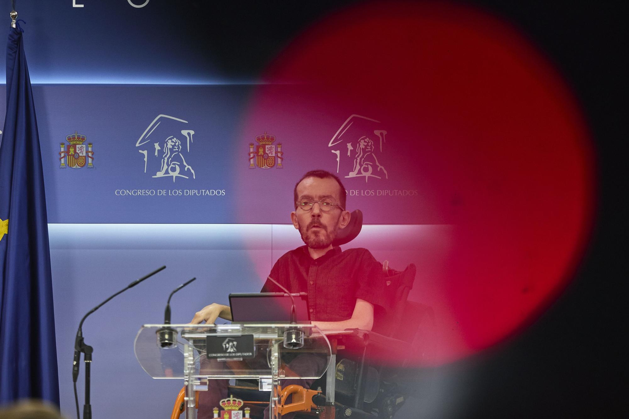 El portavoz de Unidas Podemos en el Congreso, Pablo Echenique, interviene en una rueda de prensa anterior a una Junta de Portavoces, en el Congreso de los Diputados, a 28 de junio de 2022.